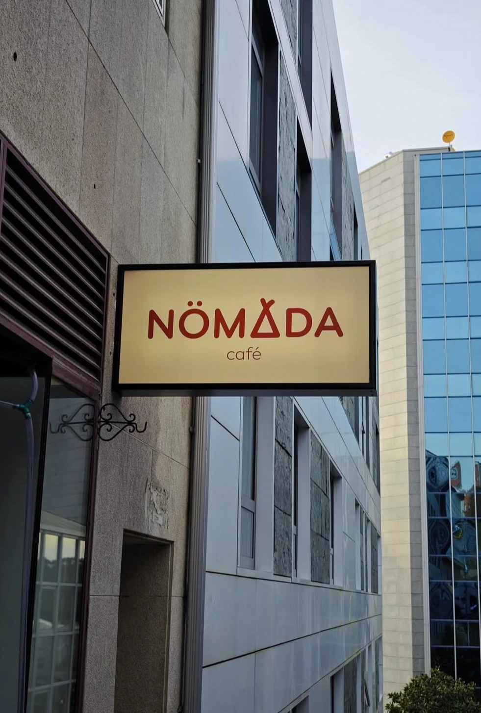 Entrada al refugio Nömada