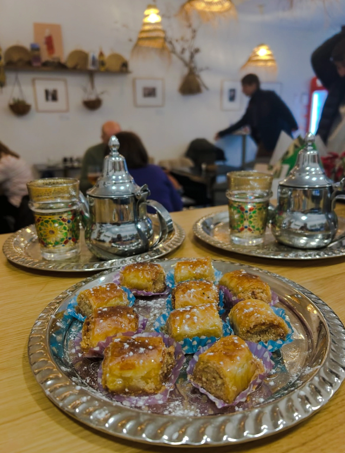 Desayuno acompañado de té moruno