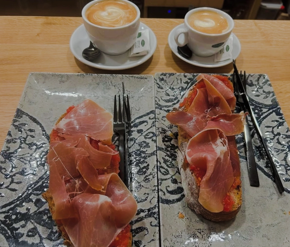 Momento del desayuno con tostada