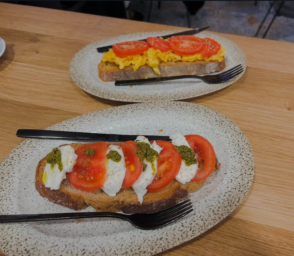 Tostada con ingredientes mediterráneos frescos