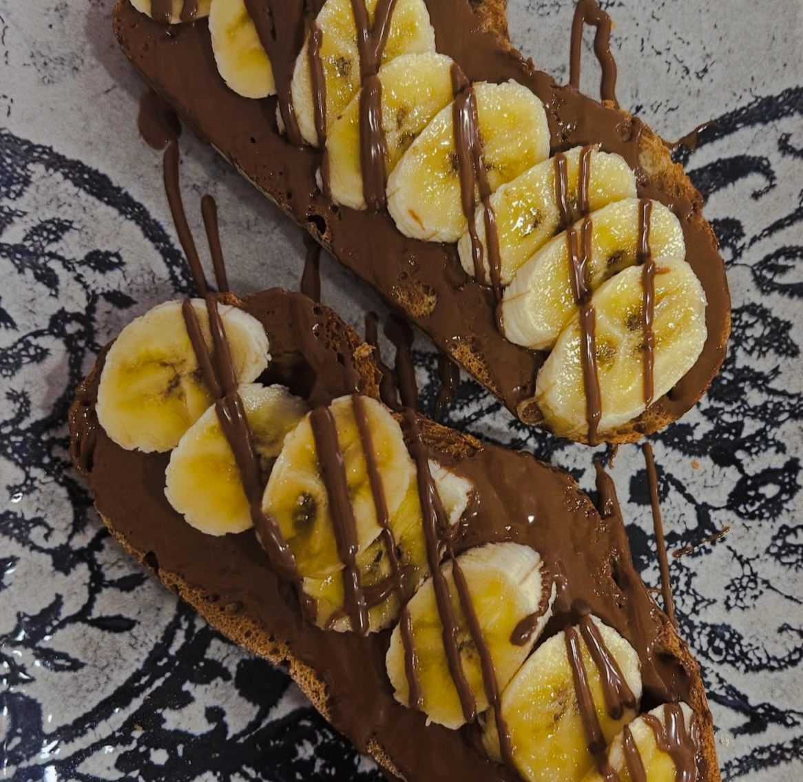Tostada dulce con plátano y chocolate